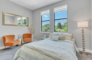 3 slaapkamers, een strijkplank/strijkijzer, wifi, beddengoed