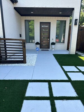 Property grounds - Luxury 4-Bdr Urban Oasis Minutes to Downtown (Dallas)