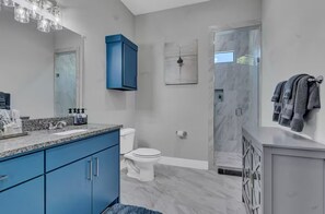 Een douche, een haardroger, handdoeken, zeep