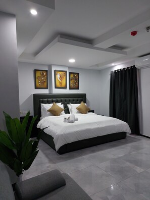 Executive Double Room | In-room safe, laptop workspace, blackout drapes, iron/ironing board - Fields Hotel Carousel (Angeles City)