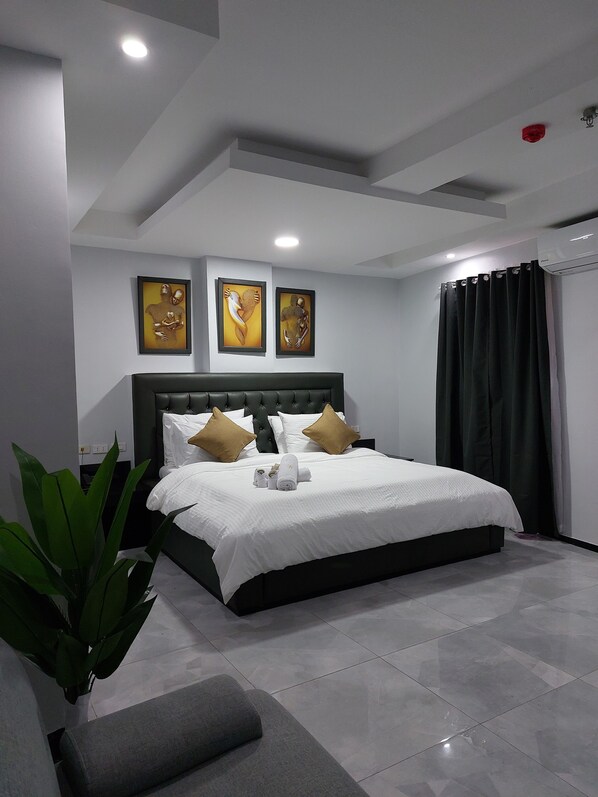 Kahden hengen executive-huone | Tallelokero huoneessa, kannettavalle tietokoneelle sopiva työtila