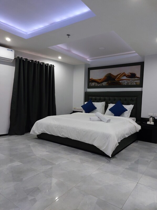 Elite Double Room, City View | In-room safe, laptop workspace, blackout drapes, iron/ironing board - Fields Hotel Carousel (Angeles City)