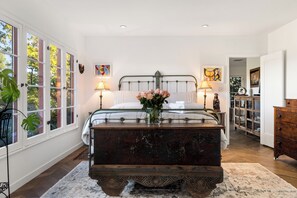 3 habitaciones, caja de seguridad en la habitación y escritorio