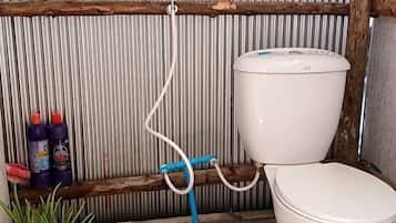 Habitación básica, patio, vista al mar | Baño | Regadera, toallas, papel de baño