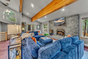 Televisión y chimenea 