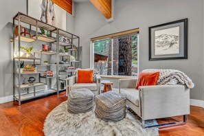 Televisie en een open haard