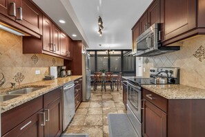 Frigorífic, microones, forn i placa de cuina 