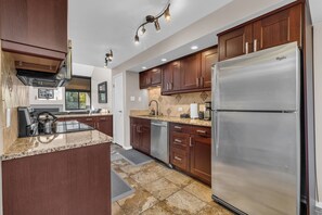 Frigorífic, microones, forn i placa de cuina 