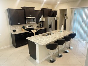 Private kitchen - Spacious 5-bedroom villa with AC and WiFi in charming Clermont (Clermont)