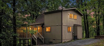 Cozy Woods Retreat w/Screened Porch & Fire Pit