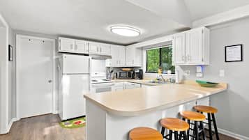 Coffee/tea maker, fridge, microwave, oven