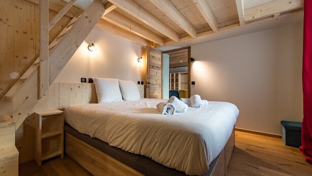 A wooden bedroom with a bed, nightstands, and a staircase. - New apartment in resort center - sleeps 8/9 (ST SORLIN D ARVES)