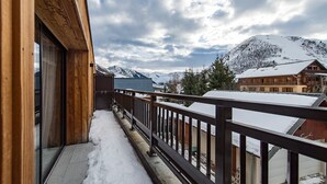 A wooden balcony with snow on the ground, overlooking a mountainous landscape. - New apartment in resort center - sleeps 8/9 (ST SORLIN D ARVES)
