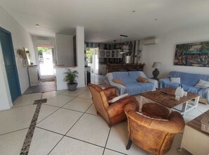 TV, video games, table football - Villa with swimming pool, Jacuzzi, roof top, beach and village on foot (les issambres)