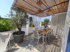 Outdoor dining - Villa with swimming pool, Jacuzzi, roof top, beach and village on foot (les issambres)