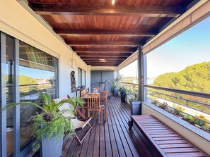 Outdoor dining - Apartment at Lagos Marina Park with pool (Lagos)