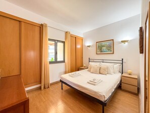 2 habitaciones, tabla de planchar con plancha, internet y ropa de cama 