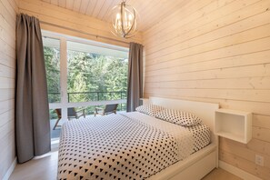 5 bedrooms, desk, iron/ironing board, free WiFi