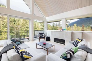 Smart TV, fireplace, offices