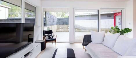Smart TV, chimenea y oficina