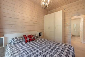 5 bedrooms, iron/ironing board, free WiFi, bed sheets