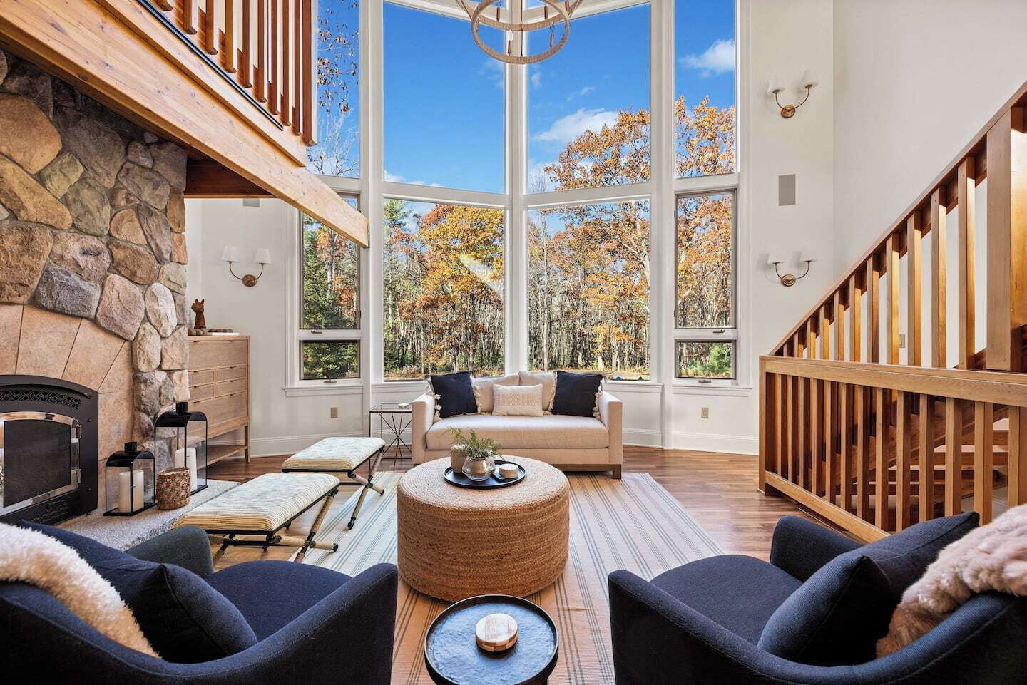 Smart TV, caminetto, libri, impianto stereo