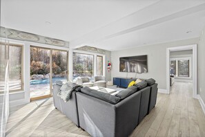 Smart TV, fireplace, books, stereo - Peaceful Cape Porpoise Retreat - Walk to Cape Porpoise Center (Kennebunkport)