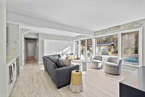 Smart TV, fireplace, books, stereo