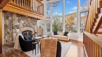 Smart TV, fireplace, books, stereo