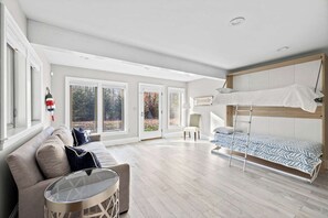 4 makuuhuonetta, työpöytä, silitysrauta/-lauta, vauvan matkasänky