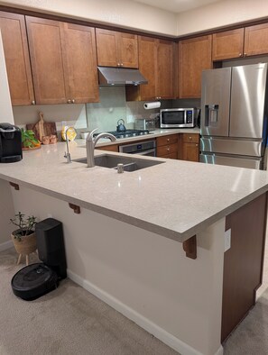 Microwave, oven, stovetop, dishwasher - Charming 3-bedroom townhome in soothing San Jose - Golden hour retreat (San Jose)