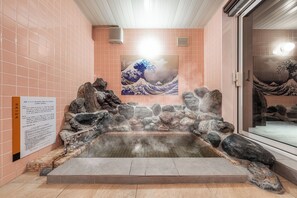 Baignoire et douche séparées, articles de toilette gratuits
