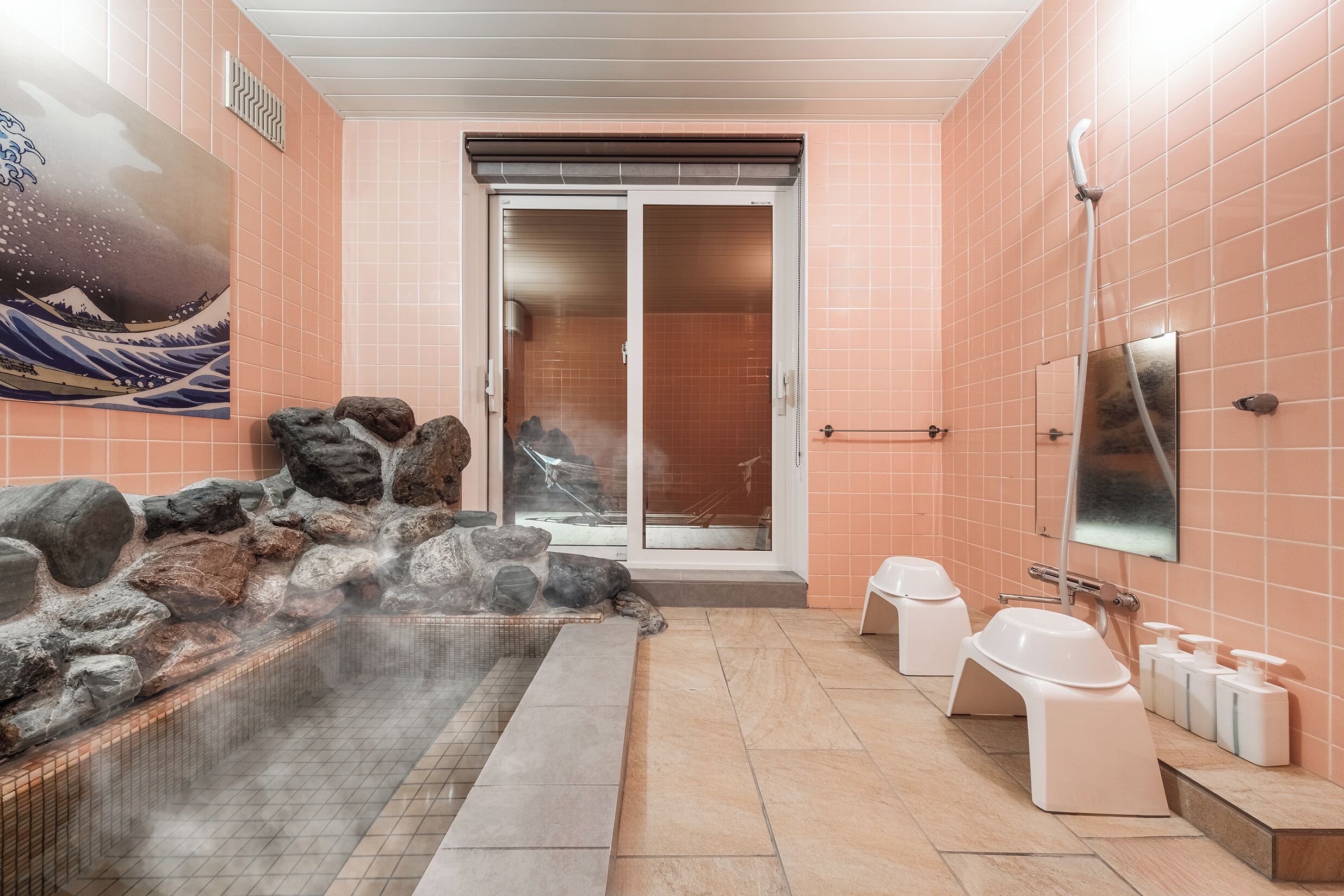 獨立浴缸和淋浴設備、免費盥洗用品、吹風機、拖鞋