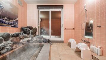 獨立浴缸和淋浴設備、免費盥洗用品、吹風機、拖鞋