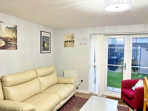 Living area - Newbuild - 3 bedrooms, 2 baths,5 mins from airport

 (Edinburgh)