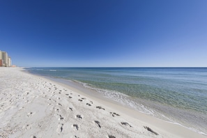 Beach nearby - Crystal Tower 409 (Gulf Shores)