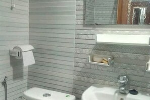 淋浴设施、吹风机、毛巾、肥皂