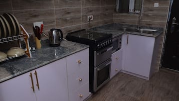 Een koelkast, een magnetron, een oven, een kookplaat