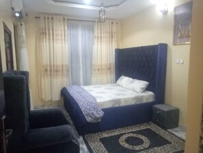 3 camere, una cassaforte in camera, una scrivania, ferro/asse da stiro