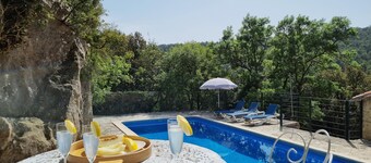 Holiday house for 8 guests with a private pool