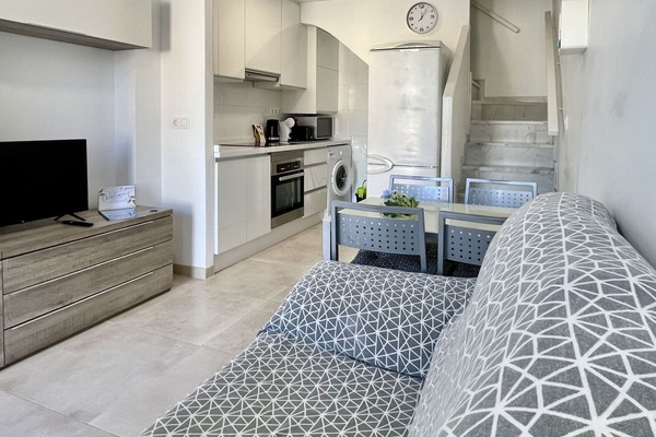 Modern and comfortable living-dining room, open to the kitchen, which creates a spacious and bright space perfect for sharing moments in a cosy and functional atmosphere.