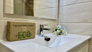 Douche, séchoir à cheveux, serviettes fournies