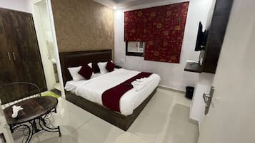 Habitación doble, vistas a la ciudad | Escritorio, sistema de insonorización, wifi gratis