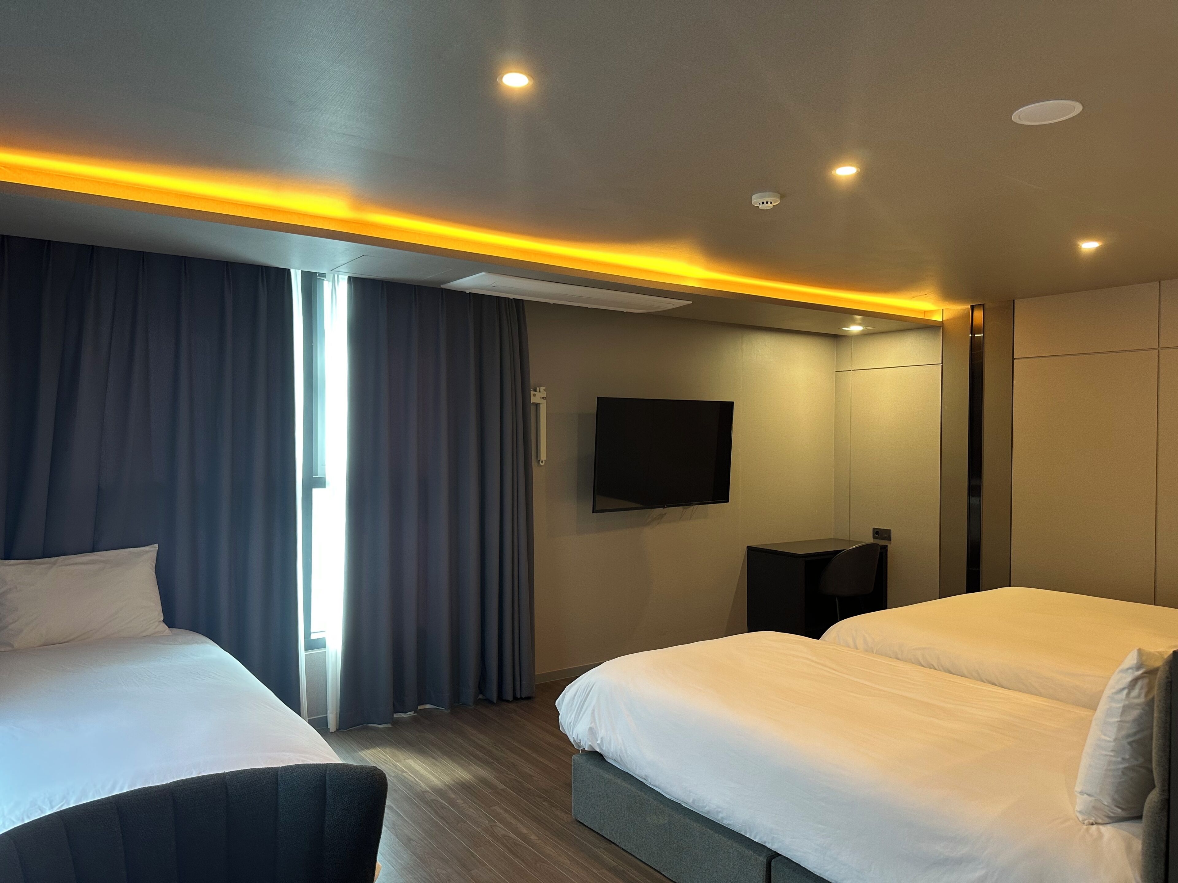 Caja de seguridad en la habitación y escritorio 