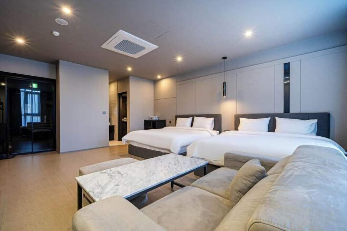 1 habitación, caja de seguridad en la habitación y escritorio
