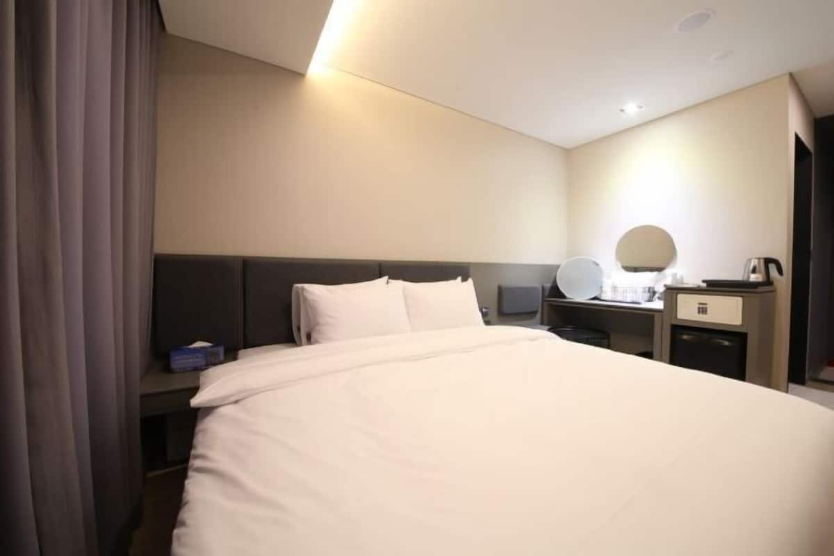 In-room safe, desk, laptop workspace, blackout curtains