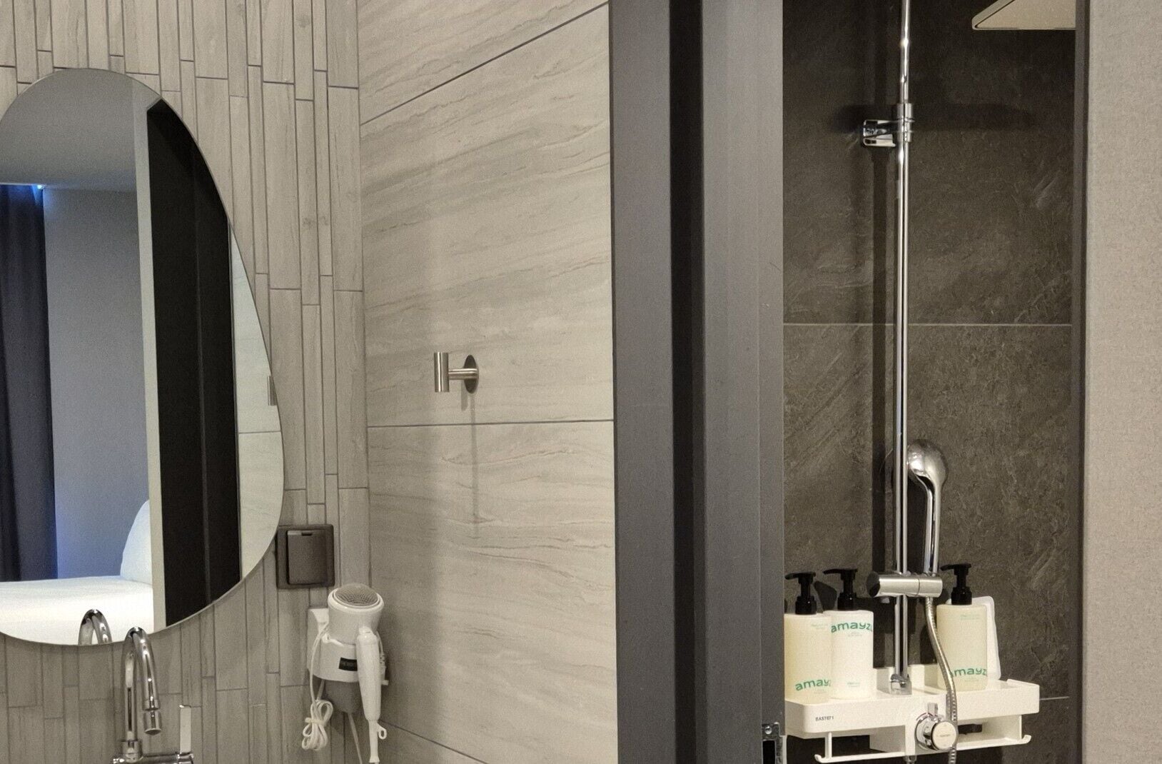 Family Ondol, City View | Bathroom | Hair dryer, slippers, towels, soap