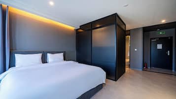Quarto casal luxo, 1 cama King (Urban Bath) | Cofres nos quartos, escrivaninha, espaço de trabalho para notebook