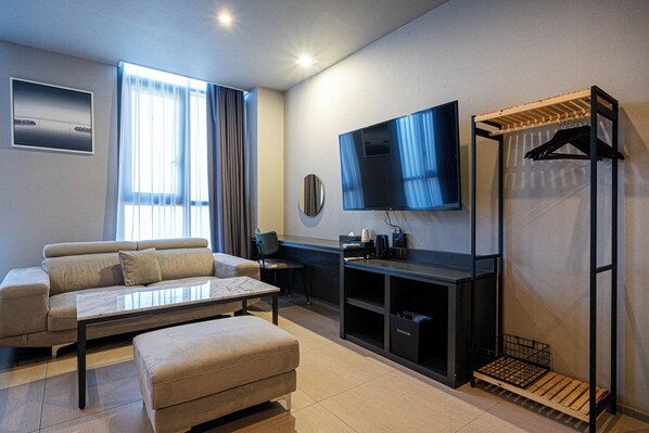 Suite Familiale, vue ville | Coffres-forts dans les chambres, bureau