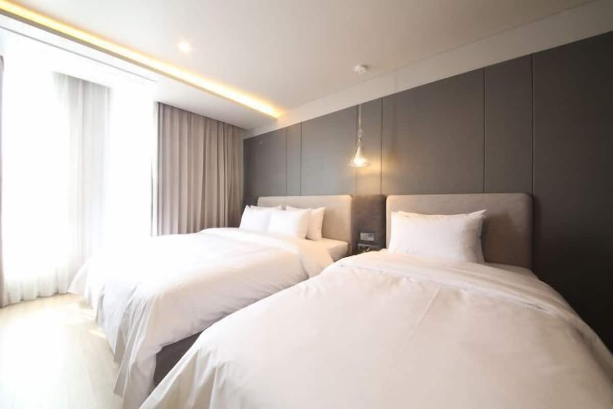 1 habitación, caja de seguridad en la habitación y escritorio